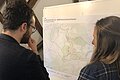 Bürgermeister Tobias Eberle prüft mit Leonie Illichmann die Radwege für Solnhofen.