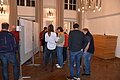 Viele Besucher informieren sich an den Pinnwänden über das geplante Radnetz auf Karten.