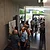 Im Foyer des Kunststoffcampus Bayern in Weißenburg sind viele Besucherinnen und Besucher die Radwegeplanungen auf Stellwänden diskutieren.