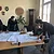 Leonie Illichmann vom Projektbüro Green-Solutions bespricht die Radverbindungen auf Karten mit der Bürgermeisterin Susanne Feller.