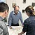 Bürgermeister Helmut König diskutiert mit Leonie Illichmann und Rainer Lampl die geplanten Radwege in der Gemeinde Theilenhofen.